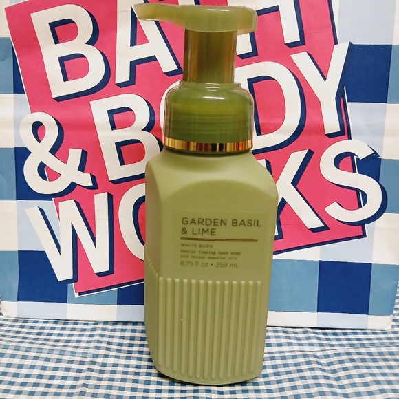 Bath and Body Works (White Barn) Garden Basil and Lime Gentle Foaming Hand Soap - Picture 1 of 4